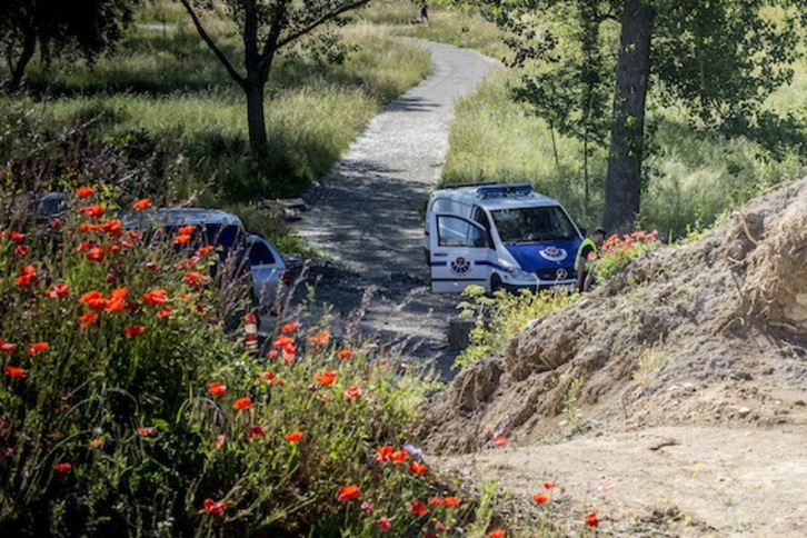 La Ertzaintza ha acordonado en Abetxuko la zona en la que ha hallado restos de la mujer. (Jaizki FONTANEDA/ARGAZKI PRESS)