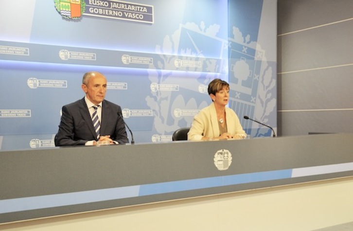 Josu Erkoreka y Arantxa Tapia, en la rueda de prensa posterior al Consejo de Gobierno. (IREKIA)