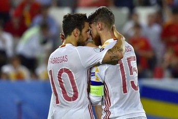 Ramos recibe los alientos de Fàbregas antes de lanzar el penalti errado. (Loic VENANCE/AFP)