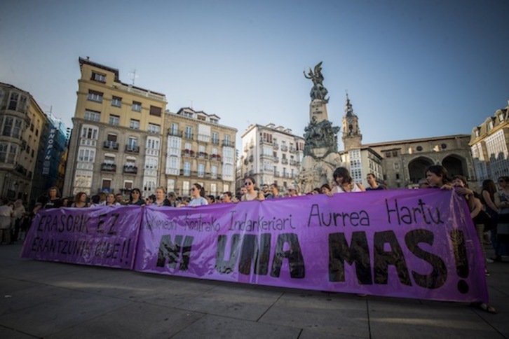Concentración contra la violencia machista en la Plaza de la Virgen Blanca. (Jaizki FONTANEDA/ARGAZKI PRESS)