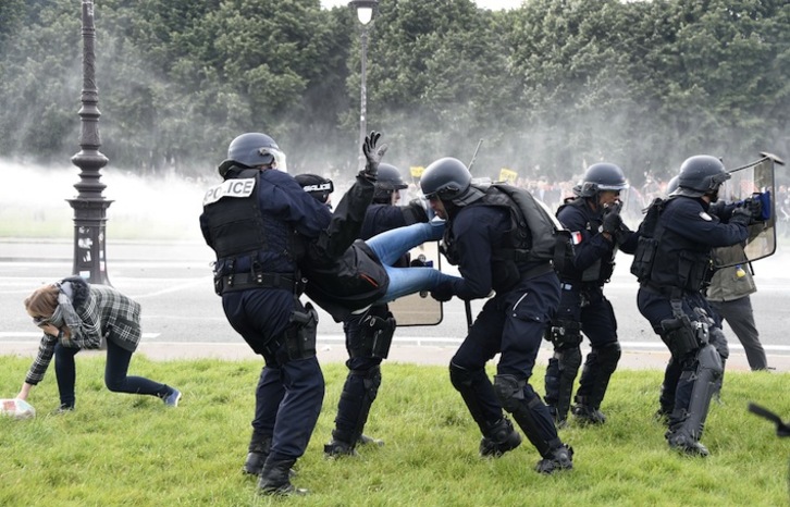 Hilaren 14ko manifestazioan istilu handiak izan ziren Parisen. (Dominique FAGET/AFP)