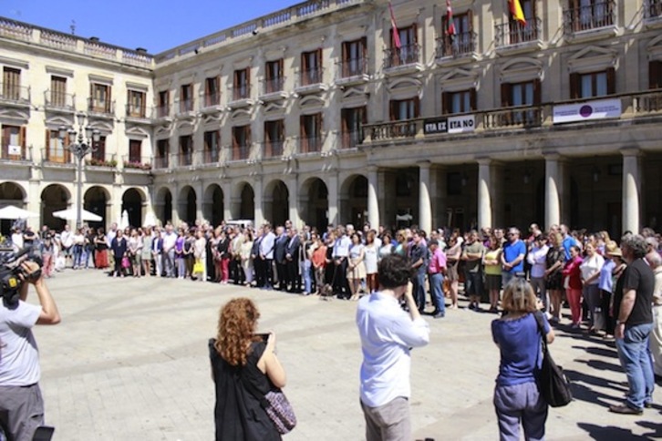 Concentración frente al Ayuntamiento de Gasteiz. (@vitoriagasteiz)