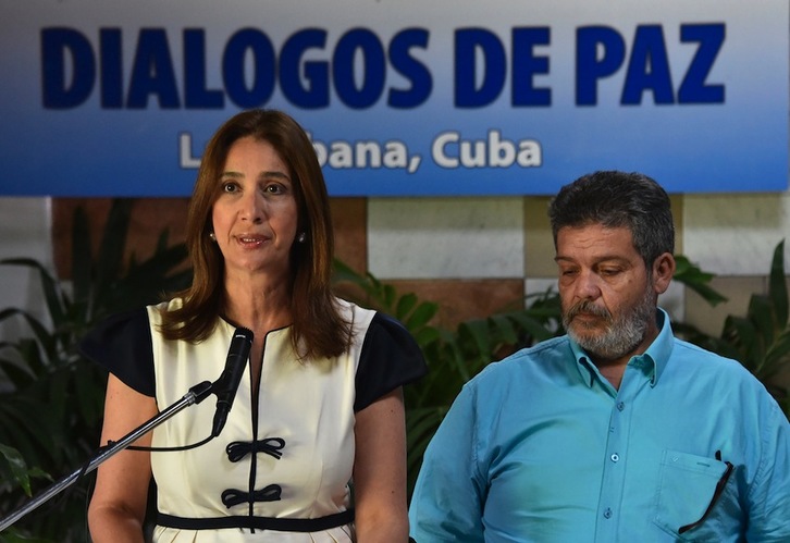 La integrante de la delegación del Gobierno colombiano Marcela Duran y de las FARC Marcos Calarcá han leído el comunicado conjunto en La Habana. (Adalberto ROQUE/AFP)