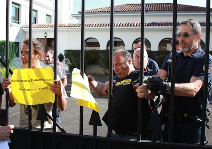 Polizia Suprefeturara sartu diren bost lagunak atxilotzera joan den unea. (Bob EDME)