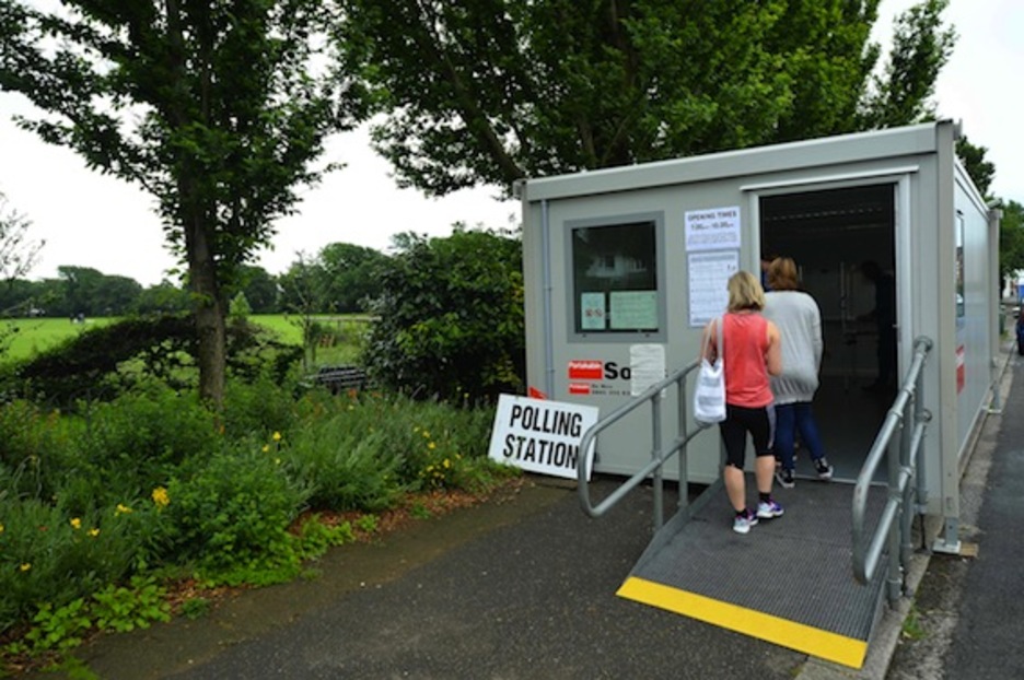 Ciudadanos votan en una cabina portátil al sur de Inglaterra. (Glyn KIRK/AFP)