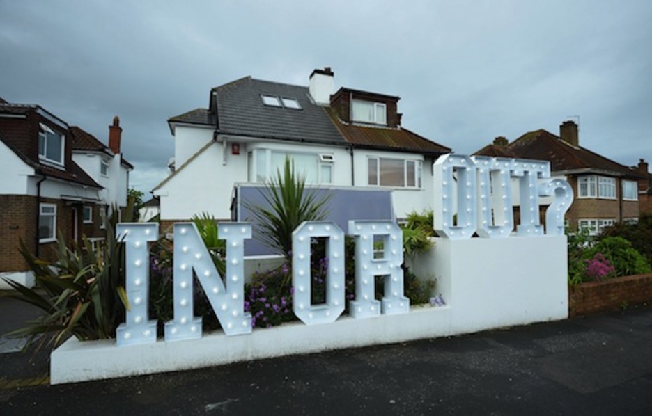 Un cartel luminoso pregunta en Brighton si «dentro o fuera». (Glyn KIRK/AFP)