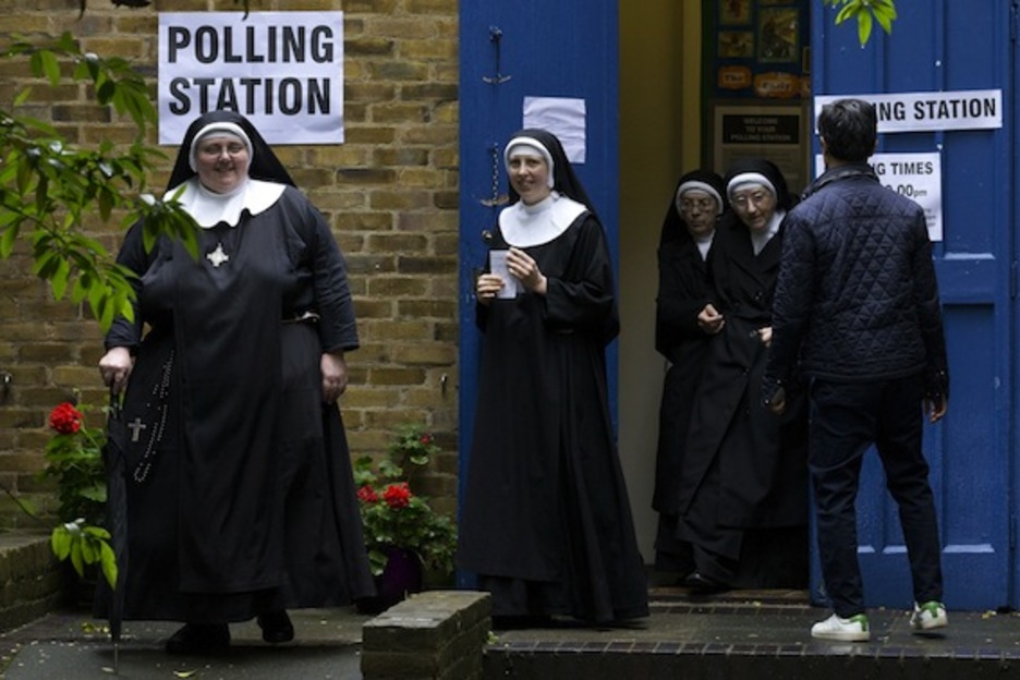 Un grupo de monjas abandona un colegio electoral de Londres. (Justin TALLIS/AFP)