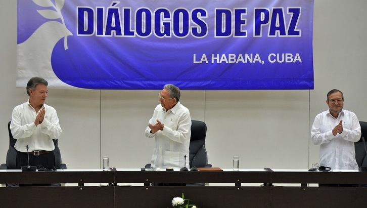 Santos, Castro y Timochenko durante la firma. (Adalberto ROQUE / AFP)