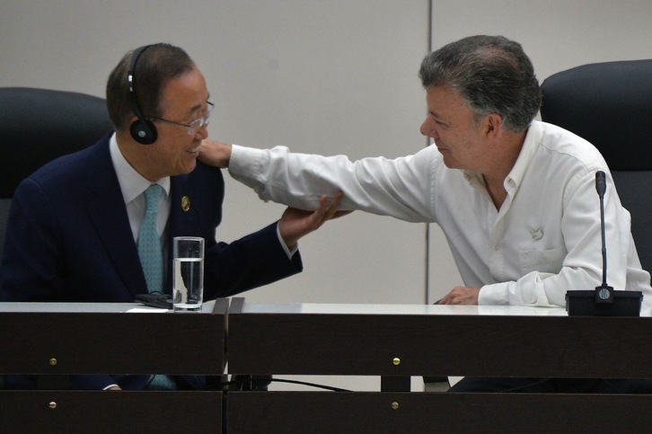 Ban Ki-moon y el presidente colombiano durante la firma de la paz. (Adalberto ROQUE / AFP)