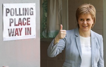 La ministra principal de Escocia, Nicola Sturgeon, defendió la permanencia en la UE tras acudir ayer a votar. (Robert PERRY/AFP)