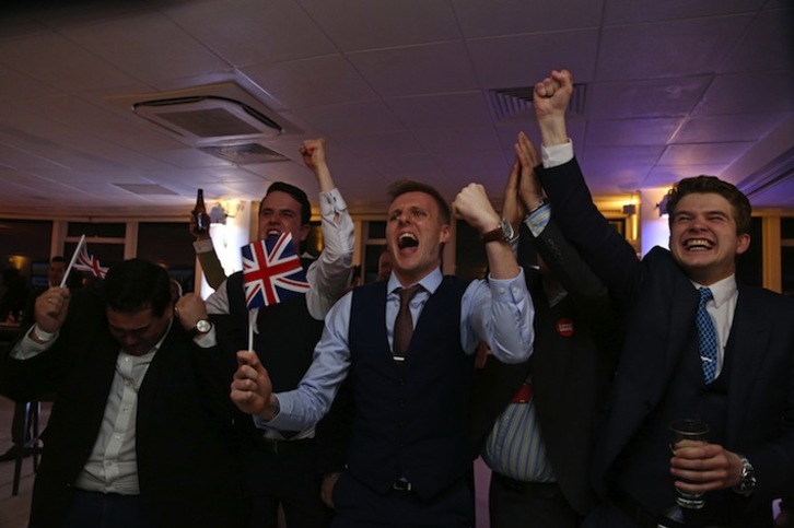 Partidarios del ‘Brexit’ celebran el resultado. (Geoff CADICK/AFP)