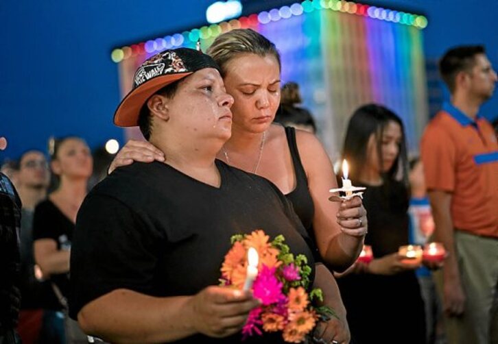 Orlandoko erasoan hildako gazte baten gurasoak negarrez, hilaren 13an. (Brendan SMIALOWSKI | AFP)