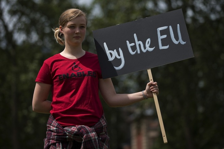 Una joven sostiene una pancarta de despedida de la UE en Londres. (Justin TALLIS/AFP) 