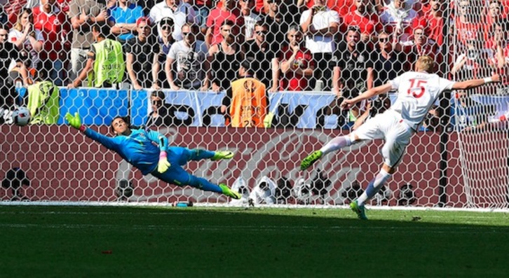 El defensa polaco Kamil Glik lanza su penalti. (Tobias SCHWARZ/AFP)
