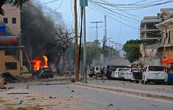 Bonba auto batek eztanda egin du lehendabizi Mogadiscioko hotelaren aurrean. (Mohamed ABDIWAHAB/AFP) 