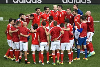 Los jugadores galeses celebran el pase a cuartos. (Philippe LOPEZ/AFP)