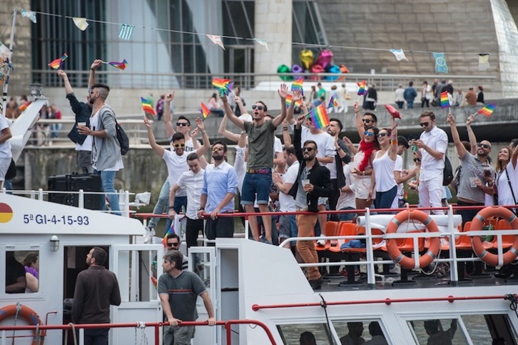 El desfile Ur Parade ha surcado la ría. (Monika DEL VALLE/ARGAZKI PRESS)