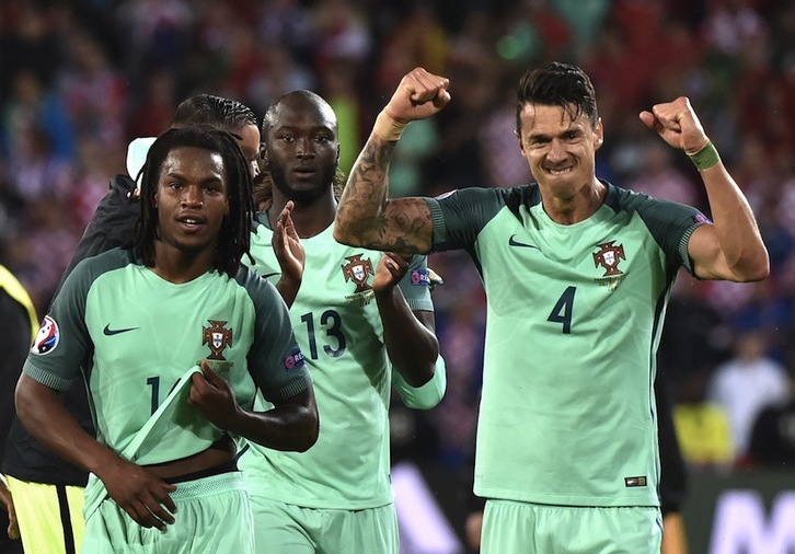 Renato Sanches, Danilo Pereira y Fonte celebran la clasificación de Portugal. (Philippe HUGUEN/AFP)