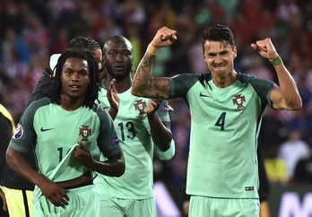 Renato Sanches, Danilo Pereira y Fonte celebran la clasificación de Portugal. (Philippe HUGUEN/AFP) 