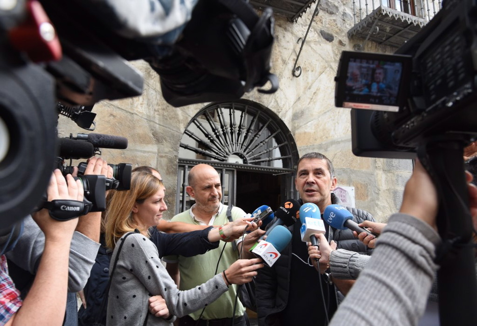 Arnaldo Otegi ha ejercido su derecho a voto en Elgoibar. (Andoni CANELLADA / ARGAZKI PRESS)