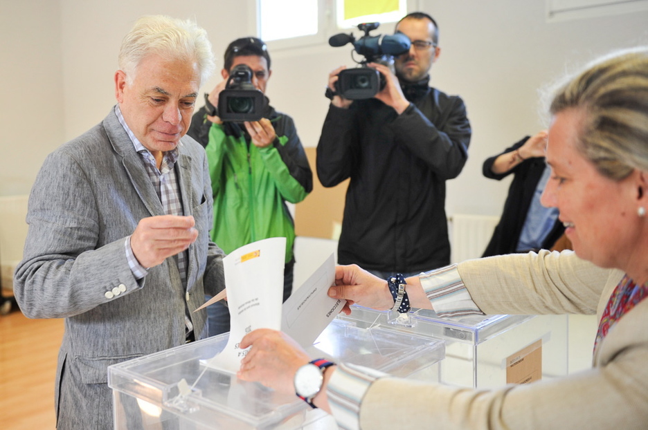 Juan Manuel Fernández, candidato del PSN, votando. (Idoia ZABALETA / ARGAZKI PRESS)