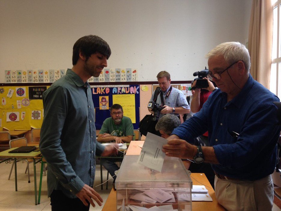 Eduardo Maura, candidato de Unidos Podemos por Bizkaia votando en Bilbo. @(edumaura)