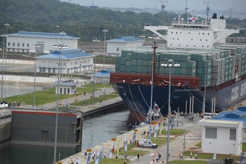 El buque mercante chino ‘Cosco Shipping Panama’ cruza la esclusa de Agua Clara. (Johan ORDONEZ/AFP) 