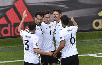 Jugadores alemanes celebran el tercer gol de Draxler. (Denis CHARLET / AFP)
