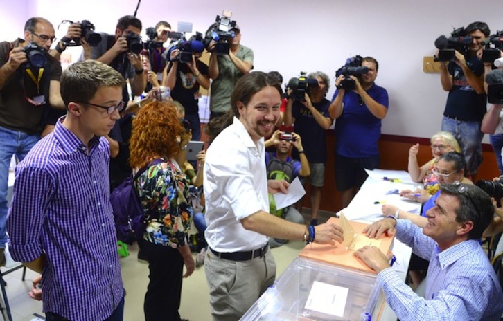 Pablo Iglesias (Unidos Podemos) deposita su voto. (Curto DE LA TORRE / AFP)