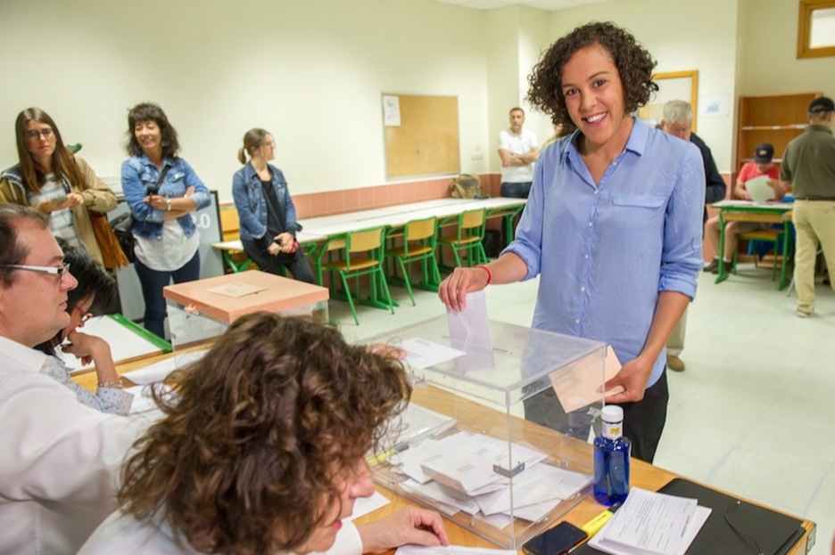 Nagua Alba, candidata de Unidos Podemos por Gipuzkoa, ha votado en Donostia. (Juan Carlos RUIZ/ARGAZKI PRESS)