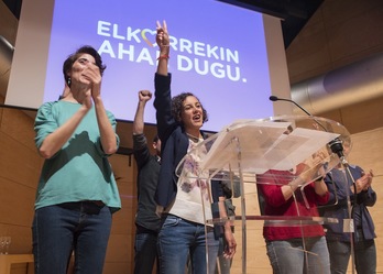 Nagua Alba y Rosa Martínez celebran la victoria en la sede de Podemos en Bilbo. (Monika DEL VALLE/ARGAZKI PRESS)