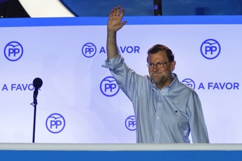 Rajoy saluda a sus seguidores desde el balcón de Génova. (César MANSO / AFP)