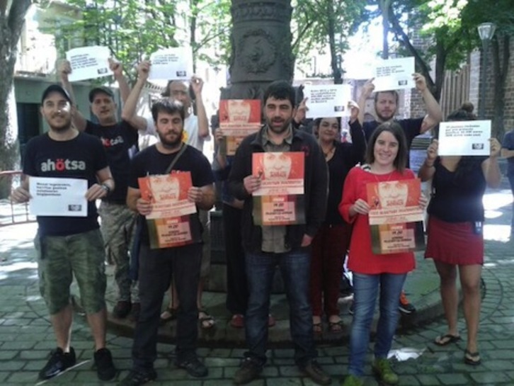 Representantes de los colectivos que convocan la concentración.