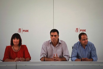Pedro Sánchez, junto a Micaela Navarro y César Luna, en la reunión de la Ejecutiva del PSOE. (Pedro ARMESTRE/AFP) 