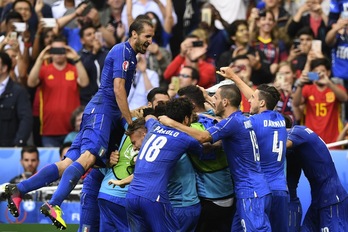 La selección italiana celebra uno de los goles. (Martin BUREAU / AFP)
