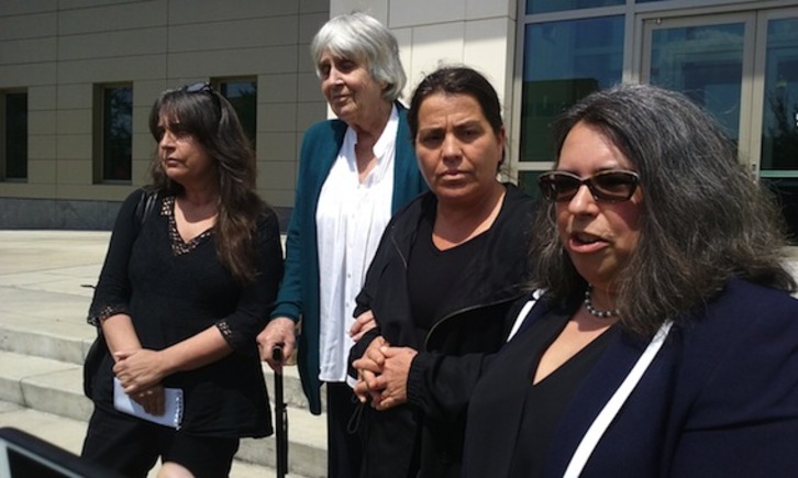 Familiares de Víctor Jara, a las puertas del tribunal. (Les NEHAUS/AFP)