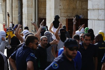 Palestinos atrincherados en la Mezquita de Al-Aqsa para protestar contra la ocupación israelí. (Ahmad GARABLI/AFP) 