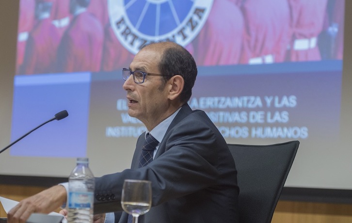 El jefe de la Ertzaintza, Jorge Aldekoa, durante su intervención en el curso de verano de la UPV. (Andoni CANELLADA/ARGAZKI PRESS)