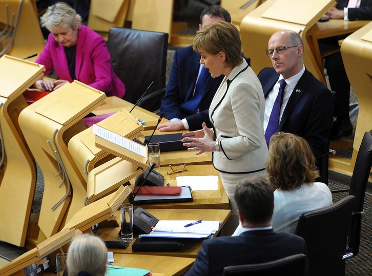 La premier escocesa Nicola Sturgeon se dirigie al Parlamento de Holyrood. (Andy BUCHANAN / AFP)