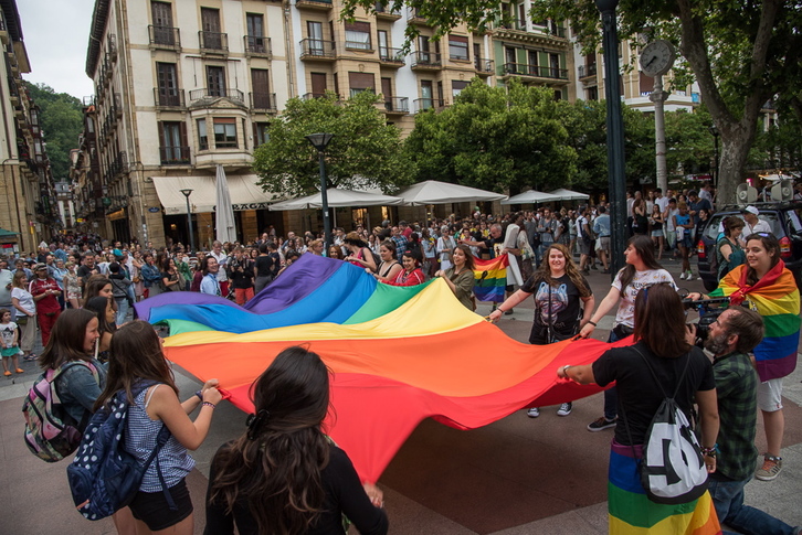 Los colores del arcoiris en una concentración en Donostia. (Andoni CANELLADA / ARGAZKI PRESS)