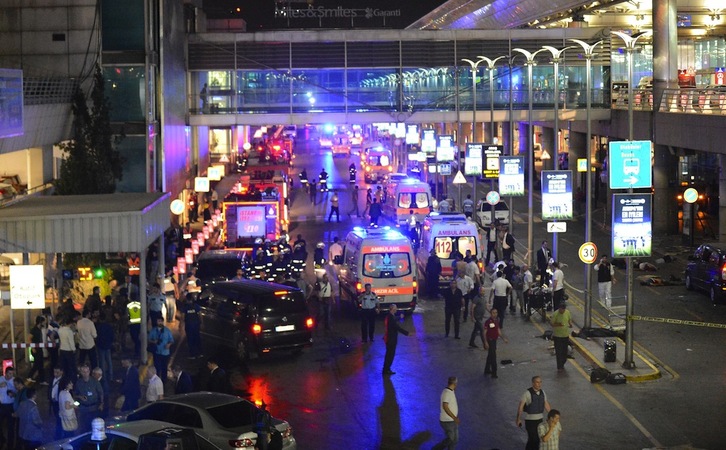 Ataque suicida en el aeropuerto Ataturk de Estambul. (AFP)