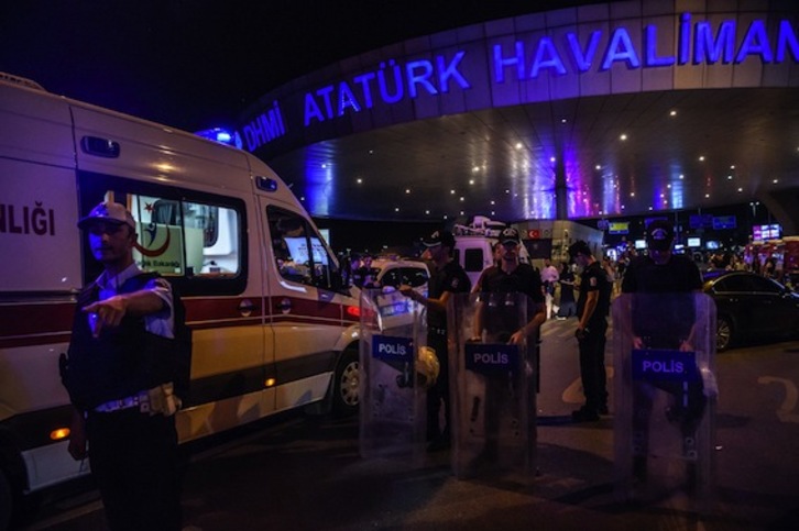 Policías y servicios sanitarios en el aeropuerto de Ataturk. (Ozan KOSE/AFP)
