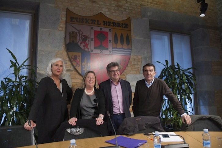 El juez De Prada, junto a la catedrática Carmen Lamarca, el abogado Iñigo Iruin y la jueza Garbiñe Biurrun, en Tolosa. (Juan Carlos RUIZ/ARGAZKI PRESS)