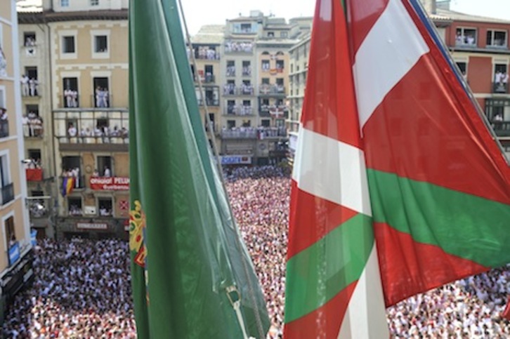 El TSJN ve «fraude de ley» en la colocación de la ikurriña en el txupinazo de Iruñea. (Idoia ZABALETA/ARGAZKI PRESS)