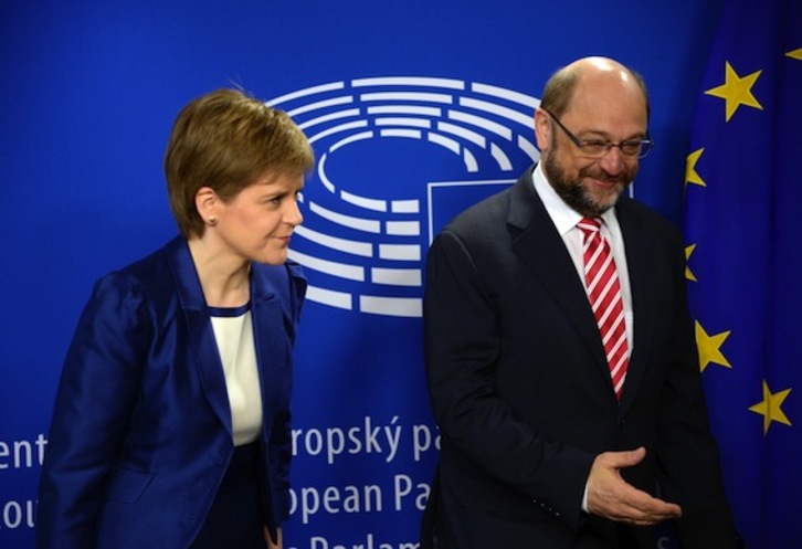 Sturgeon, junto a Martin Schulz, presidente del Parlamento Europeo hasta 2017. (Thierry CHARLIER/AFP)