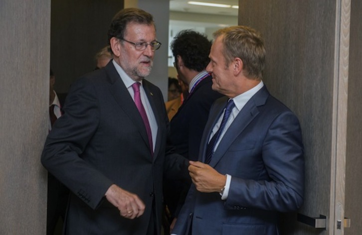 Mariano Rajoy, en Bruselas junto a Donald Tusk, presidente del Consejo Europeo. (Stephanie LECOCQ/AFP)