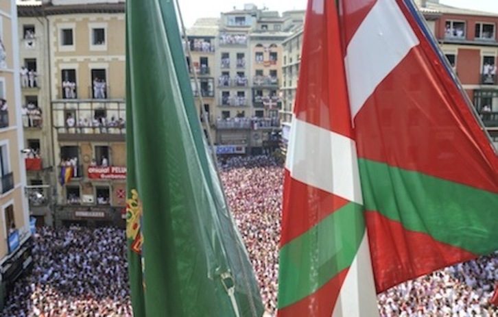 EH Bildu asegura que habrá una respuestas social en favor de la presencia de la ikurriña en las fiestas. (Idoia ZABALETA/ARGAZKI PRESS)