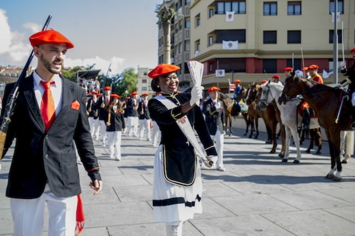 Hamaika konpainietan, 1.500 lagun inguru izan dira Alarde parekidean. (Juan Carlos RUIZ/ARGAZKI PRESS)