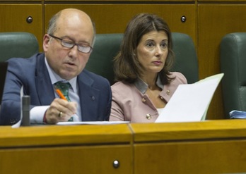 Los parlamentarios del PP Carmelo Barrio y Laura Garrido. (Juanan RUIZ/ARGAZKI PRESS)