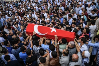 Uno de los funerales por los ataques del aeropuerto Ataturk de Estambul. (Ozan KOSE / AFP)
